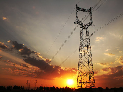 　　近日，記者從國(guó)網(wǎng)山東省電力公司獲悉，今年采暖季前，山東投入近20億元進(jìn)行“煤改電”配套電網(wǎng)建設(shè)，累計(jì)改造供暖面積900多萬(wàn)平方米，10.34萬(wàn)山東城鄉(xiāng)用戶今冬采暖可用上清潔電。  (圖片來(lái)自網(wǎng)絡(luò)，侵刪) 　　據(jù)國(guó)網(wǎng)山東省電力公司相關(guān)負(fù)責(zé)人介紹，燃煤已成為冬季北方地區(qū)霧霾天氣頻發(fā)的主要因素，特別是工業(yè)小鍋爐、居民散煤燃燒對(duì)低空PM2.5貢獻(xiàn)較大