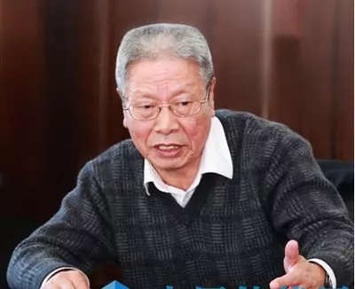 
	中國(guó)儲(chǔ)能網(wǎng)訊：衣寶廉，中國(guó)工程院院士、燃料電池專(zhuān)家 ?，F(xiàn)任中國(guó)科學(xué)院大連化學(xué)物理研究所研究員，大連交通大學(xué)環(huán)境與化學(xué)工程學(xué)院特聘教授 ， 燃料電池工程中心總工程師，大連新源動(dòng)力股份有限公司董事長(zhǎng)，國(guó)家863《電動(dòng)汽車(chē)重大專(zhuān)項(xiàng)》專(zhuān)家組成員和燃料電池發(fā)動(dòng)機(jī)責(zé)任專(zhuān)家，廣東省燃料電池技術(shù)重點(diǎn)實(shí)驗(yàn)室第二屆學(xué)術(shù)委員會(huì)主任 