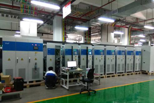 
	中國儲能網(wǎng)訊：在儲能的調峰調頻、消納可再生能源、構建能源互聯(lián)網(wǎng)等方面的應用價值獲認可后，國家首個儲能產(chǎn)業(yè)發(fā)展指導性政策提出，未來的重點任務包括集中攻關一批具有關鍵核心意義的儲能技術、支持微電網(wǎng)和離網(wǎng)地區(qū)配置儲能。在儲能先進技術儲備上，科華恒盛處于業(yè)界領先地位，自主承建的微網(wǎng)系統(tǒng)已具備10MW以上的多機并聯(lián)能力，同時突破了百MW不同功率的儲能變流器(PCS)并聯(lián)運行技術，可滿足大規(guī)模微電網(wǎng)的應用需求