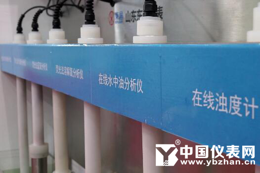 　　近年來(lái)，隨著市場(chǎng)需求與政策推動(dòng)，我國(guó)水環(huán)境監(jiān)測(cè)行業(yè)獲得了較快發(fā)展。在政策和市場(chǎng)“暖風(fēng)”的吹拂下，孕育出了許多從事水環(huán)境監(jiān)測(cè)的企業(yè)，而山東東潤(rùn)儀表科技股份有限公司(以下簡(jiǎn)稱東潤(rùn)儀表)作為一家較早進(jìn)入水環(huán)境監(jiān)測(cè)的企業(yè)，經(jīng)過(guò)多年的發(fā)展已成長(zhǎng)為一家與國(guó)外知名企業(yè)相抗衡的優(yōu)秀企業(yè)，并于2016年8月12日在新三板成功掛牌上市