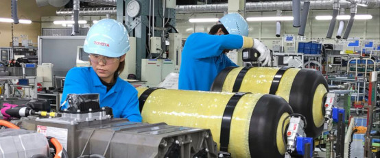 
	中國(guó)儲(chǔ)能網(wǎng)訊：在日本有一個(gè)小城市名叫豐田市（Toyota），它是以汽車制造商豐田的名字命名的，市內(nèi)有一個(gè)工廠，不過(guò)那里沒(méi)有用機(jī)器人制造汽車，相反，豐田讓員工用手制造汽車。


	在組裝線上，你會(huì)看到兩個(gè)黃色燃料箱滾動(dòng)，里面裝有氫燃料，燃料箱會(huì)小心安裝到汽車底部