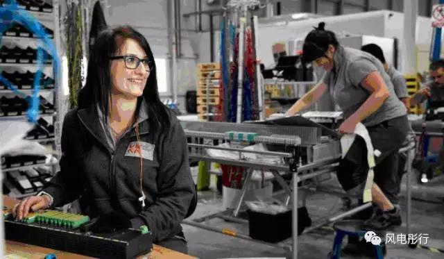 
	
	
		 
	



	KK工程師正在做電池與風(fēng)機(jī)控制系統(tǒng)匹配工作


	中國(guó)儲(chǔ)能網(wǎng)訊：當(dāng)風(fēng)電彤行公眾號(hào)發(fā)過(guò)一篇GE關(guān)于風(fēng)機(jī)儲(chǔ)能文章后，該方面的內(nèi)容受到多方面的關(guān)注、提出質(zhì)疑，作者看過(guò)幾篇關(guān)于風(fēng)電場(chǎng)配儲(chǔ)能設(shè)備的新聞，中外的新聞都有，可以看出風(fēng)電盆友都很關(guān)心此方面的內(nèi)容和進(jìn)展。下面我們要將講述的最新的進(jìn)展，丹麥的一個(gè)由風(fēng)機(jī)主機(jī)商、風(fēng)電電氣系統(tǒng)開(kāi)發(fā)公司還有大學(xué)組成的項(xiàng)目組開(kāi)發(fā)風(fēng)電機(jī)組儲(chǔ)能方面的情況通報(bào)，以期滿足我們盆友的好奇心！


	丹麥風(fēng)電系統(tǒng)開(kāi)發(fā)商KK公司正在計(jì)劃通過(guò)采用風(fēng)機(jī)電池方案使得