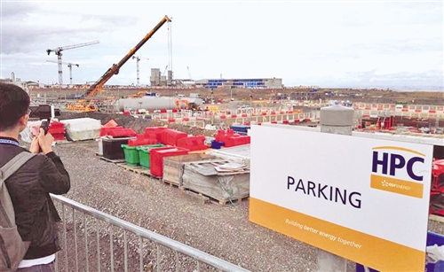 金投原油網(wǎng)11月20日訊，中國(guó)參與建設(shè)英國(guó)核能復(fù)興，中國(guó)將在新能源領(lǐng)域站穩(wěn)歐洲。在英國(guó)西南部薩默塞特郡布里奇沃特小鎮(zhèn)的西北角，挖掘機(jī)、卡車和混凝土攪拌機(jī)轟鳴運(yùn)轉(zhuǎn)，施工中的英國(guó)20多年來首個(gè)新建核電項(xiàng)目——“欣克利角C（HPC）”核島廊道已顯雛形，林立的白色塔吊讓施工畫面更加立體