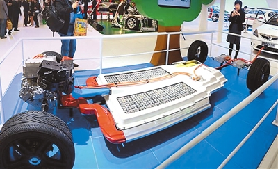 
	中國(guó)儲(chǔ)能網(wǎng)訊：和傳統(tǒng)的燃油汽車相比，使用可充電電池的新能源純電動(dòng)汽車，它的一大優(yōu)勢(shì)便是節(jié)能環(huán)保，但是現(xiàn)在市面上的純電動(dòng)車不僅種類少、售價(jià)高，續(xù)航里程也短，通常不到300公里。如果在高速路上要充電，但一時(shí)半會(huì)兒找不到充電樁，那就麻煩了