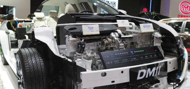 
	中國(guó)儲(chǔ)能網(wǎng)訊：比亞迪即將進(jìn)行一次深刻的變革。11月18日，在比亞迪成立23周年之際，比亞迪董事長(zhǎng)王傳福在公司高管會(huì)議上提出了比亞迪未來(lái)一段時(shí)間的中長(zhǎng)期規(guī)劃