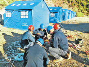 
　　林芝供電公司員工為米林縣派鎮(zhèn)直白村臨時安置點救災(zāi)帳篷安裝低壓照明線路。

　　林芝供電公司員工在震后巡檢輸電線路