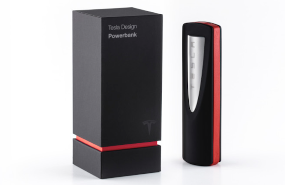 在特斯拉的發(fā)布會上，電動半掛卡車“Semi”和新款的電動跑車“Roadster”得到了極大的關(guān)注，尤其是電動半掛卡車“Semi”，相當?shù)捏@艷。不過在發(fā)布會上，特斯拉還有一款新的小產(chǎn)品也登場了，那就是一款“超級充電樁”主題設計的移動電源