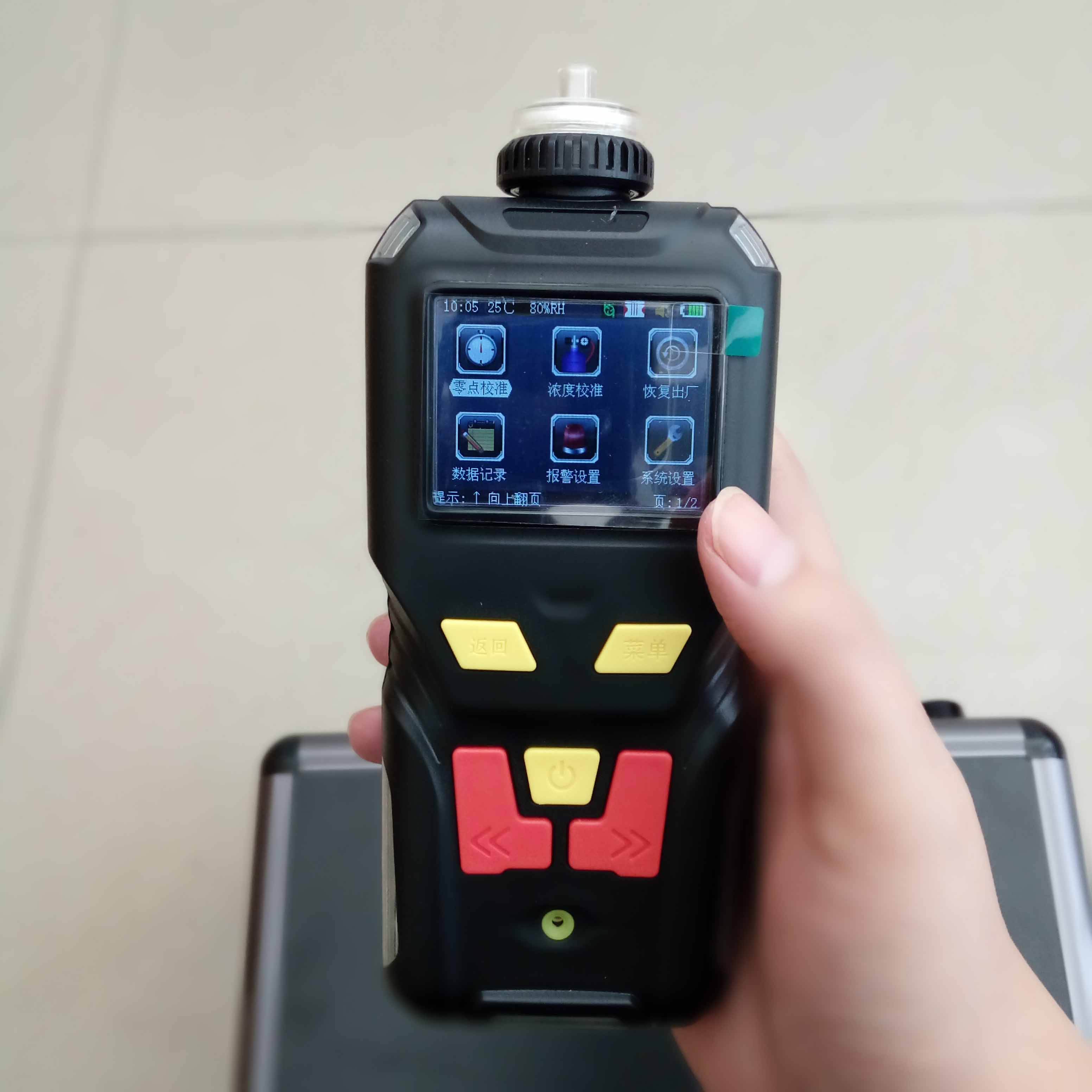 　　近日，據(jù)俄羅斯國立核能研究大學(xué)莫斯科工程物理學(xué)院(MEPhI)消息，該校三年級大學(xué)生德米特里·謝瓦斯季亞諾夫發(fā)明了一種儀器，可在智能手機的基礎(chǔ)上探測危險氣體的存在，有助于監(jiān)測建筑物與設(shè)施地下室、工程管線中的氣態(tài)烴。  (圖片來自網(wǎng)絡(luò)，侵刪) 　　任何想要研究地下室有害氣體污染程度的人都可以使用這種裝置