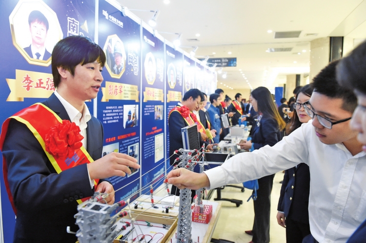 　　公司黨組書記、董事長李慶奎在公司黨的十九大精神傳達(dá)學(xué)習(xí)動員部署會上指出——

　　要大力實施創(chuàng)新驅(qū)動發(fā)展戰(zhàn)略，圍繞能源產(chǎn)業(yè)鏈部署創(chuàng)新鏈，聚焦產(chǎn)業(yè)發(fā)展需求，集成公司系統(tǒng)各類創(chuàng)新資源，切實增強(qiáng)企業(yè)的核心競爭力。

　　公司董事、總經(jīng)理、黨組副書記曹志安在公司職工創(chuàng)新成果推廣應(yīng)用研討會上強(qiáng)調(diào)——

　　要解放思想、敢為人先，研究解決影響職工創(chuàng)新的體制機(jī)制問題，推動職工創(chuàng)新向更高層次發(fā)展