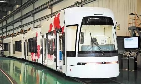 
	中國儲能網(wǎng)訊：11月16日，湖南省科技廳在株洲組織專家對由中車株洲電力機車有限公司牽頭，中車株洲電力機車研究所有限公司、中車株洲電機有限公司和中南大學共同承擔的湖南省科技重大專項“儲能式低地板有軌電車研制及示范”進行了綜合驗收。


	 


	儲能式低地板有軌電車項目自成功研制以來，實現(xiàn)了在儲能式低地板有軌電車領域的一系列技術(shù)創(chuàng)新，構(gòu)建了儲能式低地板有軌電車車輛設計、制造、試驗平臺，突破了一系列關(guān)鍵技術(shù)，為快速實現(xiàn)儲能式低地板有軌電車產(chǎn)業(yè)化打下了堅實的基礎