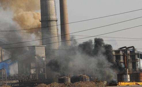 

	記者從環(huán)保部了解到，截至目前，京津冀及周邊地區(qū)“2+26”城市排查出的6.2萬余家涉氣“散亂污”企業(yè)及集群，已全部進(jìn)行分類處置。各地按照“關(guān)停取締、整合搬遷、整改提升”三種方式，分類施策