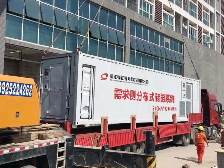 
	中國儲能網(wǎng)訊：2017年11月6日，由浙江錢江鋰電科技有限公司（以下簡稱“錢江鋰電”）和深圳市欣旺達綜合能源服務有限公司（以下簡稱“欣旺達綜合能源”）共同承建的“錢江鋰電500kW/1000kWh”集裝箱儲能系統(tǒng)順利完成，并在錢江鋰電現(xiàn)場進行交付。該項目的建成投運將成為錢江鋰電首個1MW儲能集裝箱落地項目在需求側(cè)的成功應用