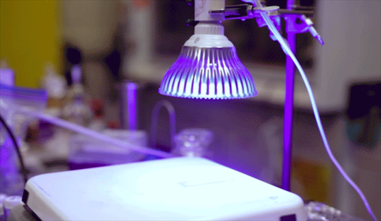 麻省理工學院(MIT)的研究人員發(fā)明了一種類似電池的系統(tǒng)，能夠儲存熱能并在需要時釋放熱量。這個系統(tǒng)的關(guān)鍵在于使用一種相變材料(PCM)