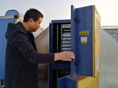 　　11月17日下午，坐在記者面前的張證像是患有嚴(yán)重的手機(jī)依賴癥，他手握兩部手機(jī)，一會兒看看這個，一會兒翻翻那個。  11月17日，張證檢查某餐飲單位的油煙凈化裝置是否按時清洗，運轉(zhuǎn)是否正常