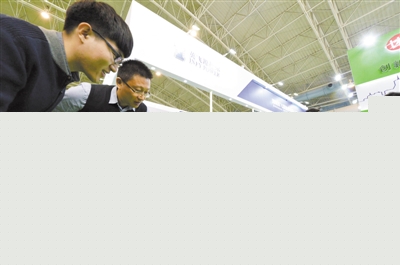 
11月22日至24日，2017北京國際充電站(樁)及儲能技術與應用展覽會在北京中國國際展覽中心舉行。展覽集中展示了分布式微網(wǎng)、光伏、電動汽車、充電基礎設施等相關領域的最新技術和產(chǎn)品