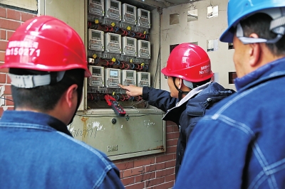 　　進入冬季，正值非集中供暖區(qū)域居民取暖用電的高峰期，卻也是竊電與違章用電的高發(fā)期，近日，國網河南省電力公司鄭州供電公司組織工作人員、計量檢定部門，聯(lián)合公安機關打防涉電專業(yè)隊，對鄭東新區(qū)轄區(qū)內的張花莊小區(qū)、西楊村、馬渡村開展反竊電專項行動。此次行動共發(fā)現竊電戶15戶，竊電電量達3萬余度，經濟損失2萬余元