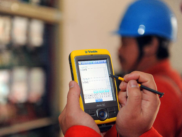 　　

　　近年來(lái)，浙江大力推進(jìn)清潔能源示范省建設(shè)，出臺(tái)《創(chuàng)建國(guó)家清潔能源示范省行動(dòng)計(jì)劃》提出，到2017年，浙江非化石能源占能源消費(fèi)比重提高到18%，電煤消費(fèi)占煤炭比例提升至80%。

　　國(guó)網(wǎng)浙江省電力公司積極服務(wù)浙江清潔能源示范省創(chuàng)建，大力推進(jìn)電網(wǎng)建設(shè)，積極應(yīng)對(duì)電力體制改革，主動(dòng)參與電力市場(chǎng)建設(shè)，創(chuàng)新?tīng)I(yíng)銷(xiāo)服務(wù)，拓展電能替代領(lǐng)域，推進(jìn)重大工程實(shí)施、重點(diǎn)項(xiàng)目研發(fā)和重要成果應(yīng)用，積極實(shí)施業(yè)務(wù)擴(kuò)展和服務(wù)流程深化改革，擴(kuò)大電能在能源消費(fèi)中的比重，助推浙江能源結(jié)構(gòu)調(diào)整，實(shí)現(xiàn)綠色發(fā)展