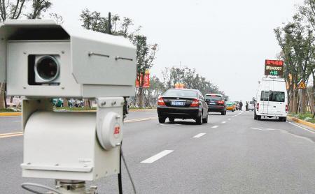 　　近日，青海省首套有毒有害氣體移動(dòng)式遙感遙測(cè)設(shè)備(EM27布魯克遙測(cè)遙感紅外系統(tǒng))在西寧經(jīng)濟(jì)技術(shù)開(kāi)發(fā)區(qū)甘河工業(yè)園區(qū)投入使用。  (圖片來(lái)自網(wǎng)絡(luò)，侵刪) 　　據(jù)悉，這套系統(tǒng)與園區(qū)現(xiàn)有的8套企業(yè)預(yù)警監(jiān)測(cè)系統(tǒng)，相配合形成點(diǎn)、線、面立體式常態(tài)化應(yīng)急監(jiān)測(cè)體系，進(jìn)一步提升了對(duì)園區(qū)內(nèi)二氧化硫、氮氧化物、氨等有毒有害氣體監(jiān)測(cè)預(yù)警能力