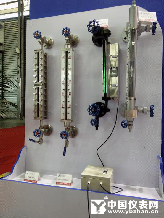 　　作為應(yīng)用于工業(yè)、農(nóng)業(yè)、科研等領(lǐng)域進(jìn)行測(cè)量、采集、分析和控制的手段和設(shè)備，儀器儀表的應(yīng)用范圍覆蓋了人類活動(dòng)的所有領(lǐng)域。而物/液位儀表作為工業(yè)生產(chǎn)中一種重要的測(cè)量工具，對(duì)存儲(chǔ)在容器、儲(chǔ)罐內(nèi)的物料進(jìn)行位置檢測(cè)和控制起到了非常重要的作用，其檢測(cè)的準(zhǔn)確性、及時(shí)性對(duì)于實(shí)現(xiàn)安全、高效的工業(yè)生產(chǎn)具有十分重要的意義