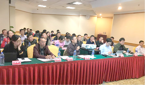 　　11月20日，國(guó)家重點(diǎn)研發(fā)計(jì)劃“海洋環(huán)境安全保障”重點(diǎn)專項(xiàng)“海洋生物化學(xué)常規(guī)要素在線監(jiān)測(cè)儀器研制及產(chǎn)業(yè)化”項(xiàng)目(2016YFC1400600)2017年度課題進(jìn)展檢查及交流會(huì)在廣東省廣州市召開(kāi)。  交流會(huì)現(xiàn)場(chǎng) 　　項(xiàng)目責(zé)任專家李民研究員，中國(guó)科學(xué)院合肥物質(zhì)科學(xué)研究院科研規(guī)劃處處長(zhǎng)屈哲研究員、項(xiàng)目負(fù)責(zé)人趙南京研究員，項(xiàng)目各課題負(fù)責(zé)人及科研骨干等40余人參加了會(huì)議