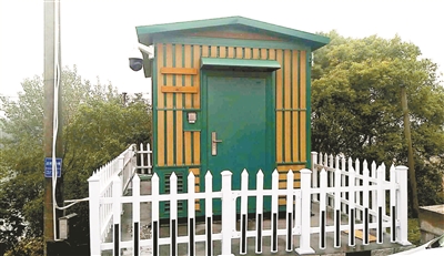 　　隨著環(huán)保工作的推進(jìn)，渾濁的河水已經(jīng)成為“過(guò)去時(shí)”，浙江杭州大江東到處可以看到清澈的河水、充滿生機(jī)的岸景。如何將畫卷定格，保護(hù)河道不被再次污染，更好地長(zhǎng)效監(jiān)控？  外十工段的微型水質(zhì)自動(dòng)監(jiān)測(cè)站