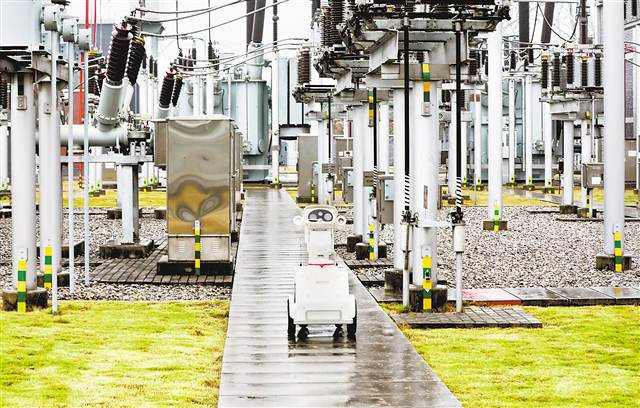 　　目前，重慶市電力已進(jìn)入迎峰度冬時(shí)段，預(yù)計(jì)今冬最高負(fù)荷將達(dá)1300萬(wàn)千瓦。為保障全市安全供電，國(guó)網(wǎng)重慶市電力公司利用地面的智能巡檢機(jī)器人和空中的智能巡檢無(wú)人機(jī)，組成了智能化設(shè)備巡檢“小分隊(duì)”，在全市各重要輸變電場(chǎng)所及特(超)高壓線路，集中開展了“空地一體”智能巡檢