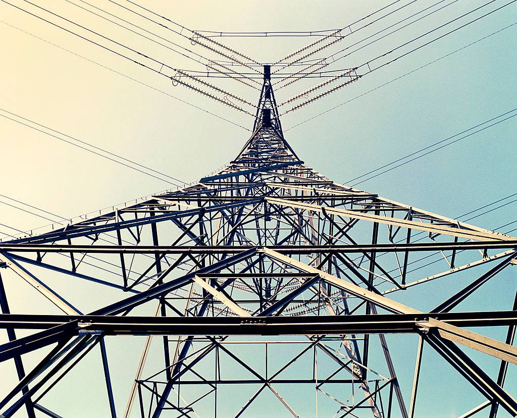 
            	印度最大的輸電公共事業(yè)單位印度電網(wǎng)公司正把重心轉(zhuǎn)向各邦的項目，因為政府的“全民通電”的電力計劃有望在未來5年創(chuàng)造250億美元的新訂單。印度電力計劃未來5年將創(chuàng)造250億美元新訂單印度電網(wǎng)公司首席執(zhí)行官Anil Jain接受訪問時表示，公司將通過自身或是合資公司努力獲得部分新訂單