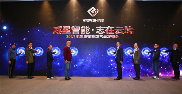 　　在高舉“大數(shù)據(jù)”旗幟的時(shí)代，中小企業(yè)就注定比不過自帶流量的大公司？自建數(shù)據(jù)系統(tǒng)成本高企、數(shù)據(jù)零星、安全堪憂，中小企業(yè)注定要被時(shí)代甩在身后？今年4月，浙江省信息化工作領(lǐng)導(dǎo)小組近日發(fā)布《行動(dòng)計(jì)劃》，指出將在今年新增10萬(wàn)企業(yè)上云，建設(shè)“云上浙江”，打造數(shù)據(jù)強(qiáng)省。如今，越來越多的平臺(tái)正在助力中小企業(yè)上云