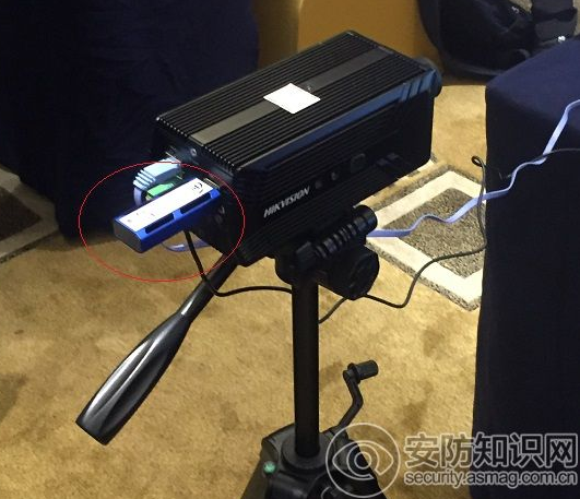 
            	提到即插即用，大家可能首先會想到英特爾的Movidius神經(jīng)計算棒，確實，作為業(yè)內(nèi)首款基于USB模式的深度學(xué)習(xí)推理工具和獨立的人工智能（AI）加速器，Movidius神經(jīng)計算棒內(nèi)置人工智能（AI）技術(shù)，每秒可以完成1000億次數(shù)學(xué)運算，消耗的電能卻只有1瓦特，開發(fā)人員只需將計算棒直接插入電腦USB接口，即可在設(shè)備上直接運行實時深度神經(jīng)網(wǎng)絡(luò)（DNN），如需做更加復(fù)雜的推理運算，可同時插入多只計算棒疊加使用提高線性性能，這是一款被定義為開發(fā)者工具的產(chǎn)品，對于有移動辦公需求的開發(fā)人員