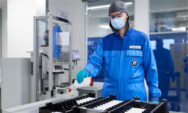 
	中國儲能網(wǎng)訊：據(jù)外媒報道，寶馬計劃未來4年在慕尼黑的一個電池研究中心投資2億歐元（約合2.37億美元）。寶馬董事會成員Oliver Zipse于上周五（2017.11.24）發(fā)表聲明稱，通過生產(chǎn)電池原型（battery-cell prototypes），我們可以分析并完全理解電池的價值創(chuàng)造程序