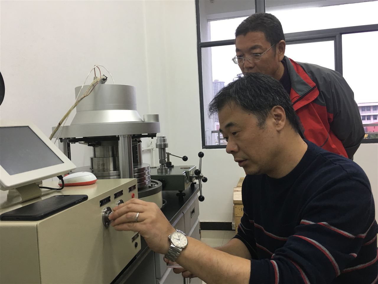 　　近日，江蘇連云港市計(jì)量中心“0.02級活塞式壓力計(jì)”檢測裝置通過調(diào)試后安裝到位，正式開展活塞式壓力計(jì)的檢測工作。 圖片來自連云港質(zhì)量網(wǎng) 　　今年以來，連云港市計(jì)量中心為進(jìn)一步提高計(jì)量檢測能力，滿足企業(yè)計(jì)量檢定、校準(zhǔn)、檢測工作的需要，積極籌備“0.02級活塞式壓力計(jì)”技改項(xiàng)目，將現(xiàn)有的活塞式壓力計(jì)檢測能力從原先的0.05級(二等)提升的到0.02級(一等)