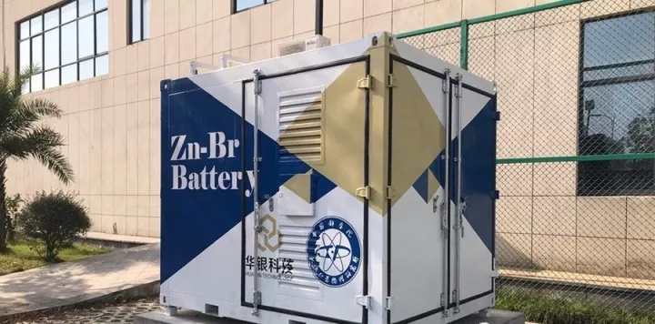 
	
		中國儲能網(wǎng)訊：近日，由中科院大連化物所儲能技術(shù)研究部張華民研究員、李先鋒研究員領(lǐng)導(dǎo)的科研團隊自主開發(fā)的國內(nèi)首套5kW/5kWh鋅溴單液流電池儲能示范系統(tǒng)在陜西省安康市華銀科技股份有限公司廠區(qū)內(nèi)投入運行。該系統(tǒng)由一套電解液循環(huán)系統(tǒng)、4個獨立的kW級電堆以及與其配套的電力控制模塊組成，主要為公司研發(fā)中心大樓周圍路燈和景觀燈提供照明電，后期將配套光伏組成智能微網(wǎng)