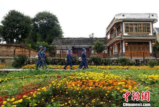 
            	資料圖　王華　攝中國南方電網(wǎng)公司24日公布，規(guī)劃在“十三五”期間(2016年至2020年)投資1312億元改造升級農(nóng)村電網(wǎng)。兩年已完成投資652億元，約占規(guī)劃投資的一半