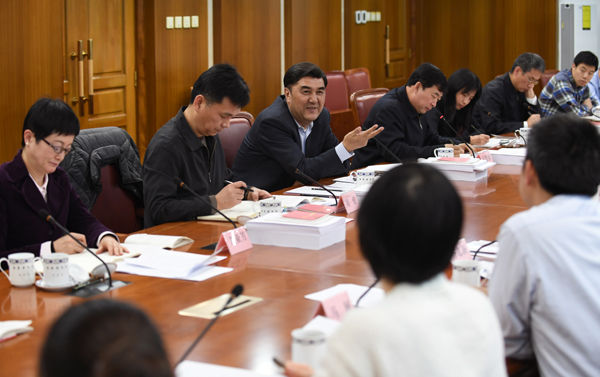 
　　11月23日，國家能源局黨組書記、局長努爾·白克力參加科技司黨支部舉行的黨的十九大精神專題學(xué)習(xí)活動，并以深刻領(lǐng)會黨的十九大精神推動能源技術(shù)革命向縱深發(fā)展為主題給科技司黨支部全體黨員干部上了一堂深刻、務(wù)實(shí)、生動的黨課。

　　科技司7名青年黨員領(lǐng)學(xué)了十九大報告經(jīng)典篇章，4名黨員代表結(jié)合能源科技工作，暢談了學(xué)習(xí)十九大精神的體會