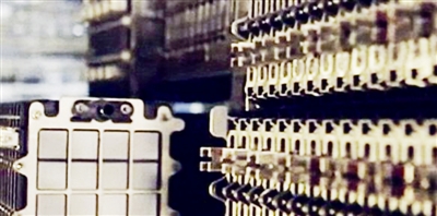 
	中國儲能網(wǎng)訊：不得不承認，近百年來，人類充分利用了偉大自然界的慷慨饋贈——化石能源，也正是化石能源用超凡脫俗的能量密度點燃了從工業(yè)文明到信息文明的燎原之火。以石油工業(yè)為依托的燃油車出色地解決了續(xù)航里程、綜合性能、燃料加注、基礎設施等實際問題，在技術日臻成熟、成本逐步降低的同時也形成了強大的路徑鎖定