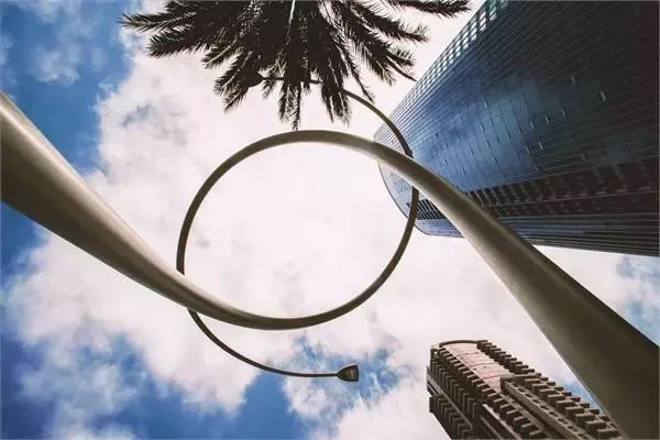 電動汽車已經(jīng)占據(jù)了很久的頭版頭條，但現(xiàn)在燃料電池也想來搶一個熱門——這非常合情合理，因為氫在可再生能源系統(tǒng)和未來的移動出行中將起到至關重要的作用。

	
2015年在巴黎召開的聯(lián)合國氣候大會(COP21)上，195個國家同意將全球變暖趨勢控制在2攝氏度以內(nèi)