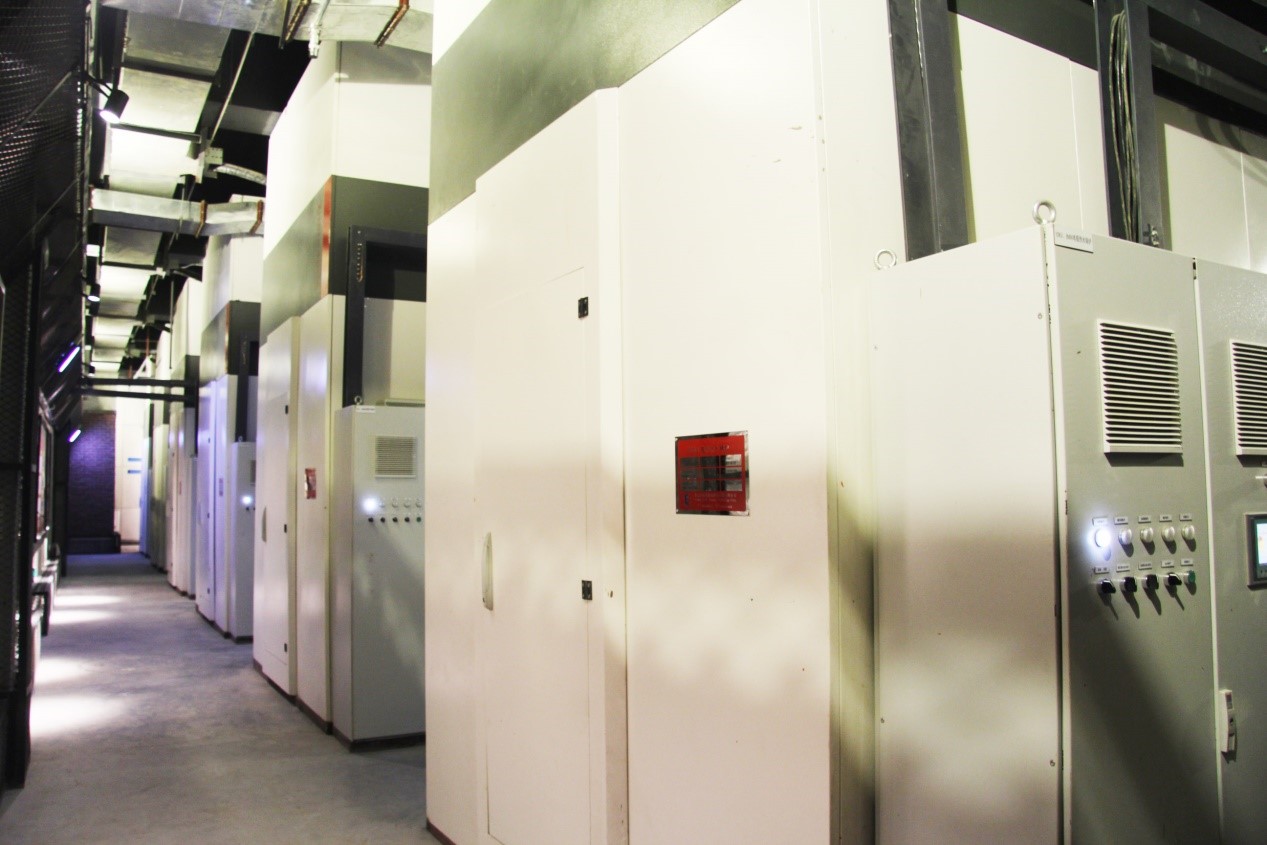 　　11月22日，為貫徹落實黨中央國務(wù)院關(guān)于推進北方地區(qū)清潔采暖和山西省人民政府關(guān)于2017-2018年秋冬季大氣污染綜合治理攻堅行動的決策部署，山西省經(jīng)信委下發(fā)《關(guān)于我省清潔采暖用電價格及有關(guān)事項的通知》，出臺了山西省清潔供暖“煤改電”用電價格政策，對促進山西省加快實現(xiàn)清潔供暖提供了政策支持。通知中規(guī)定最低電價0.2862元，電價政策的出臺，山西清潔采暖市場即將迎來大爆發(fā)