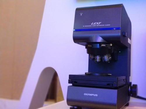 
            	近年來(lái)隨著納米科學(xué)技術(shù)的迅猛發(fā)展，推動(dòng)了電子學(xué)、生命科學(xué)等眾多學(xué)科的進(jìn)步與更新，這些都對(duì)儀器商提出了更嚴(yán)峻的挑戰(zhàn)。在顯微鏡領(lǐng)域亦是如此，一些品牌聚焦科研實(shí)際困難，追求創(chuàng)新突破，用新技術(shù)新方法協(xié)助用戶完成對(duì)未知領(lǐng)域的開拓