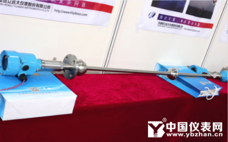 　　9月26日-29日，國內(nèi)頗具實力的物位測量儀表研發(fā)生產(chǎn)企業(yè)——天津恒立遠大儀表股份有限公司(以下簡稱恒立儀表)受邀出席第28屆中國國際測量控制與儀器儀表展(原多國儀器儀表展)，并在展會上展出了射頻導(dǎo)納物位計、智能射頻導(dǎo)納物位計、導(dǎo)波雷達物位計、超聲波物位計及射頻導(dǎo)納物位開關(guān)等多款產(chǎn)品，吸引眾多人士“圍觀”咨詢，收獲好評無數(shù)。在展會現(xiàn)場中國儀表網(wǎng)記者有幸采訪到了恒立儀表銷售經(jīng)理黃寶華先生