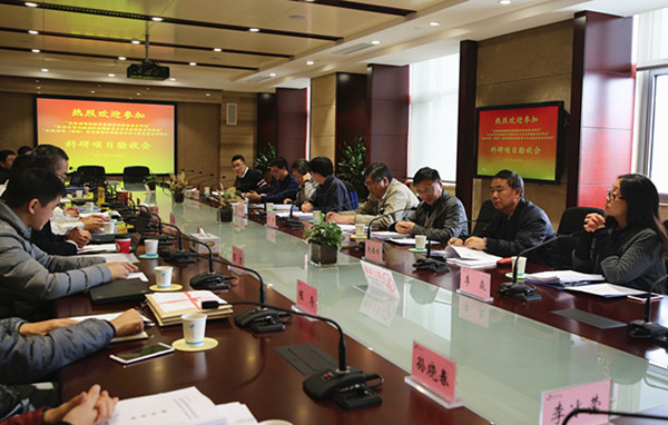 　　11月28日，由江蘇省計(jì)量科學(xué)研究院承擔(dān)的國家質(zhì)檢總局科技計(jì)劃項(xiàng)目“低頻磁場輻射強(qiáng)度測量儀校準(zhǔn)技術(shù)研究”、“機(jī)動(dòng)車?yán)走_(dá)測速儀現(xiàn)場仿真方法及檢測裝置的研究”順利通過專家驗(yàn)收。  圖片來源江蘇省計(jì)量科學(xué)研究院 　　來自中國計(jì)量科學(xué)研究院、東南大學(xué)、南京航空航天大學(xué)等單位的7名專家組成驗(yàn)收委員會(huì)，驗(yàn)收會(huì)由江蘇省質(zhì)監(jiān)局計(jì)劃科技處副調(diào)研員朱靜宇主持