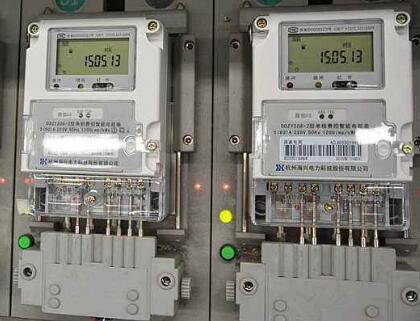 　　家里突然斷電了，打95598還是自己找故障原因？是供電線路故障、電表故障，還是家用電器發(fā)生短路了？面對老百姓日常生活中經(jīng)常面對的用電疑惑，江蘇南京供電公司通過研發(fā)出末端電網(wǎng)智能感知系統(tǒng)，給居民電表裝上了24小時(shí)在線的“聽診器”。  (圖片來自網(wǎng)絡(luò)，侵刪) 　　在江蘇南京江北新區(qū)東方萬匯城小區(qū)配電房的低壓分支箱后，以及居民門外的電表箱接護(hù)線側(cè)，記者分別看到了兩個(gè)“小盒子”