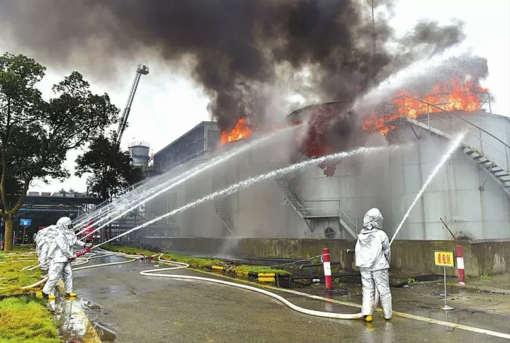 　　一直以來，石化工項(xiàng)目中罐區(qū)主要根據(jù)石油化工相關(guān)設(shè)計(jì)規(guī)范進(jìn)行設(shè)計(jì)實(shí)施，并未就罐區(qū)是否設(shè)置安全儀表系統(tǒng)有強(qiáng)制要求，在設(shè)計(jì)、安裝、操作和維護(hù)管理等生命周期各階段，還存在危險(xiǎn)與風(fēng)險(xiǎn)分析不足、設(shè)計(jì)選型不當(dāng)、冗余容錯(cuò)結(jié)構(gòu)不合理、缺乏明確的檢驗(yàn)測試周期、預(yù)防性維護(hù)策略針對性不強(qiáng)等問題尤為突出。 　　國家安監(jiān)總局于2014年頒布了116號文件，文件指出我國安全儀表系統(tǒng)及其相關(guān)安全保護(hù)措施在設(shè)計(jì)、安裝、操作和維護(hù)管理等生命周期各階段，還存在危險(xiǎn)與風(fēng)險(xiǎn)分析不足、設(shè)計(jì)選型不當(dāng)、冗余容錯(cuò)結(jié)構(gòu)不合理、缺乏明確的檢驗(yàn)測