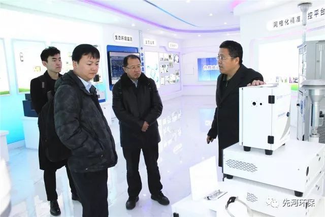 　　11月29日上午，北京大數(shù)據(jù)研究院院長助理傅毅明，中國人民大學(xué)環(huán)境政策與環(huán)境規(guī)劃研究所所長宋國君以及北京大數(shù)據(jù)研究院數(shù)據(jù)分析師李魯華蒞臨先河環(huán)保，就環(huán)保領(lǐng)域開展大數(shù)據(jù)合作進(jìn)行深入洽談。董事長李玉國、總裁陳榮強(qiáng)以及總裁營銷助理杜新平等公司領(lǐng)導(dǎo)參加接待