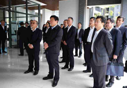 11月22日，南方電網(wǎng)綜合能源服務(wù)商轉(zhuǎn)型和產(chǎn)業(yè)發(fā)展現(xiàn)場(chǎng)研討會(huì)在廣州供電局召開。南方電網(wǎng)公司董事長(zhǎng)李慶奎帶隊(duì)調(diào)研，上午參觀廣州中新知識(shí)城、黃埔體育中心公交充電站，下午赴黃埔供電局調(diào)研并開展研討，研究部署下一階段重點(diǎn)工作