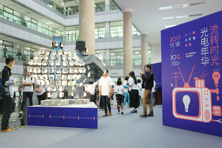 在時(shí)光隧道里，尋覓舊時(shí)的城市記憶是一種什么樣的體驗(yàn)？當(dāng)隨處可見的電力遇上抽象美妙的藝術(shù)，又會(huì)碰撞出一場(chǎng)什么樣的花火呢？11月18日，“流轉(zhuǎn)時(shí)光 光電年華”電力藝術(shù)展在東莞圖書館正式拉開帷幕，展期將持續(xù)至11月30日。本次電力藝術(shù)展由東莞供電局聯(lián)合南方電網(wǎng)綜合能源有限公司、南度度節(jié)能服務(wù)網(wǎng)共同舉辦，由廣州美術(shù)學(xué)院美拓藝術(shù)創(chuàng)意團(tuán)隊(duì)策劃，展出近二十件創(chuàng)意十足、滿載故事的電力裝置藝術(shù)作品，為市民帶來一場(chǎng)前所未有的百年莞電藝術(shù)饕餮盛宴