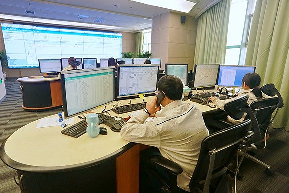 
	中國儲(chǔ)能網(wǎng)訊：2017年入夏以來，申城氣溫節(jié)節(jié)攀升，屢屢突破40攝氏度。截止到7月25日，上海市氣象臺(tái)共發(fā)布了10個(gè)橙色高溫預(yù)警，3個(gè)紅色高溫預(yù)警