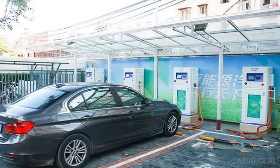 
                    
	隨著新能源汽車的快速發(fā)展，充電樁成為了淘金者的一方熱土。資本大量涌入下，充電樁行業(yè)迎來(lái)了前所未有的爆發(fā)增長(zhǎng)