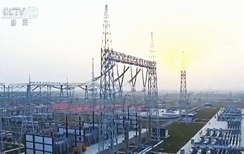 
                    
	24日，首套針對(duì)清潔能源大規(guī)模消納的“源網(wǎng)荷智能電網(wǎng)”系統(tǒng)在江蘇投運(yùn)。它的投運(yùn)，相當(dāng)于我國(guó)擁有了最大規(guī)模的“虛擬電廠”