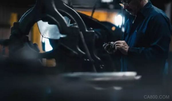 
                    
	中國制造業(yè)目前處于一種下跌趨勢，許多專家學(xué)者將其歸結(jié)為勞動力成本增加，那與中國形成鮮明對比的，是勞動力成本比美國還要高出20%-30%的德國和瑞士，卻占據(jù)著制造業(yè)的頂端，處于世界領(lǐng)先水平，那么，為何這兩個勞動成本極高的國家能世界領(lǐng)先水平呢？下面帶來中國自動化網(wǎng)的一些觀點(diǎn)。

01、高薪之下德國如何發(fā)展制造業(yè) 


	
 


	多年前曾有位美國學(xué)者做過一個對比，發(fā)現(xiàn)當(dāng)時中國工廠的工人薪資不足美國工人的1/20，同時生活成本是美國的一半