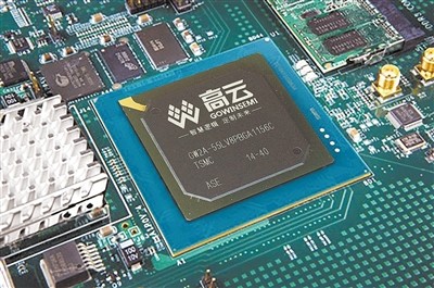 　　近日，高云半導(dǎo)體科技股份有限公司在上海發(fā)布了一款具有中國自主知識產(chǎn)權(quán)的FPGA芯片及配套平臺化產(chǎn)品，這也是中資公司收購美國FPGA廠商萊迪斯(Lattice)告吹后第一次亮出國產(chǎn)“名片”，意味著中國“芯”家族多了一位中國造的“萬能”成員。  　　增加一個(gè)USB功能，集成一片新市場 　　FPGA是現(xiàn)場可編程邏輯陣列——一種可編程“萬用”芯片，其特殊的靈活性